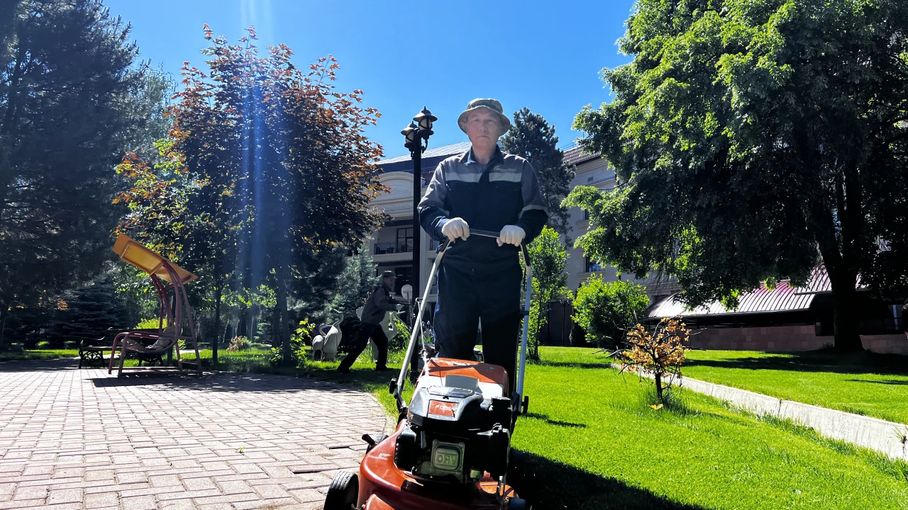 Более 50 сотрудников Almaty Resort вышли на экологическую акцию 